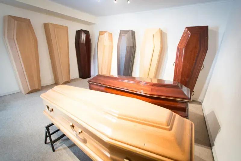 <p>We offer a wide range of coffins and sarcophagi.</p>
<p>We offer items in poplar, oak and other types of wood. We can advise you on the most environmentally-friendly alternatives. For solid wood models, the wood used comes from sustainably managed forests.</p>
