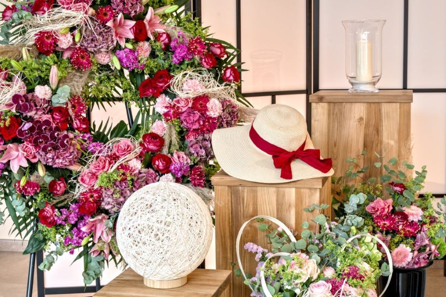 Grande couronne de fleurs dans un funérarium