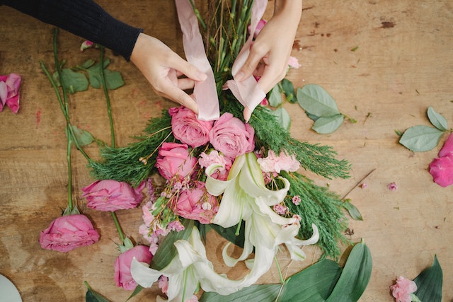 gerbe de roses et de lys confectionnée par une fleuriste.